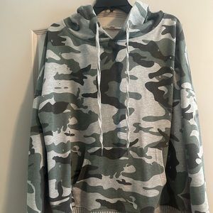 Green gray Camo Hoodie Kangaroo Pouch Size Large Excellent Used Condition
